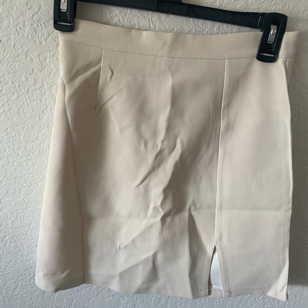 Plain Off White High-Waist A-Line Skirt
Size: S
#yesstyle
#skirt
#highwaisted